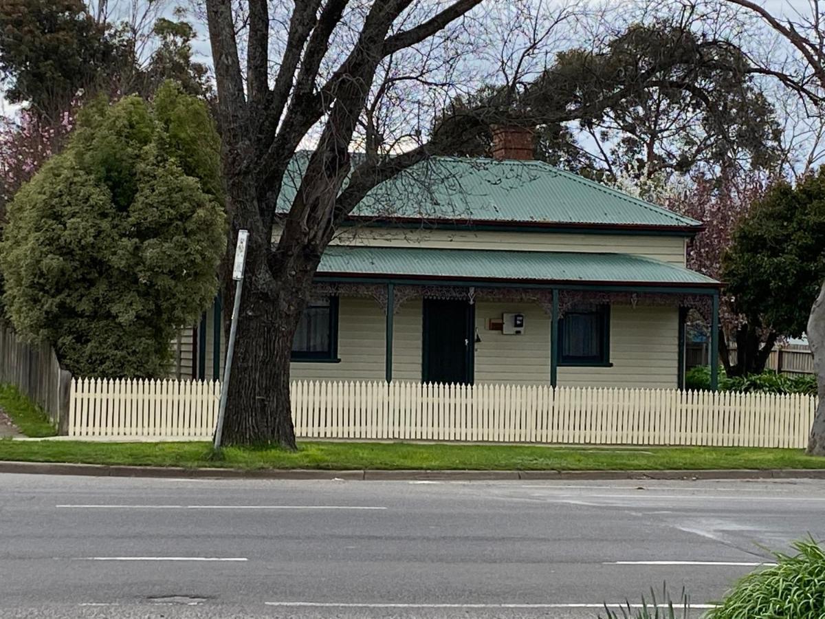 Delightful And Charming Rose Cottage Kilmore Exterior photo